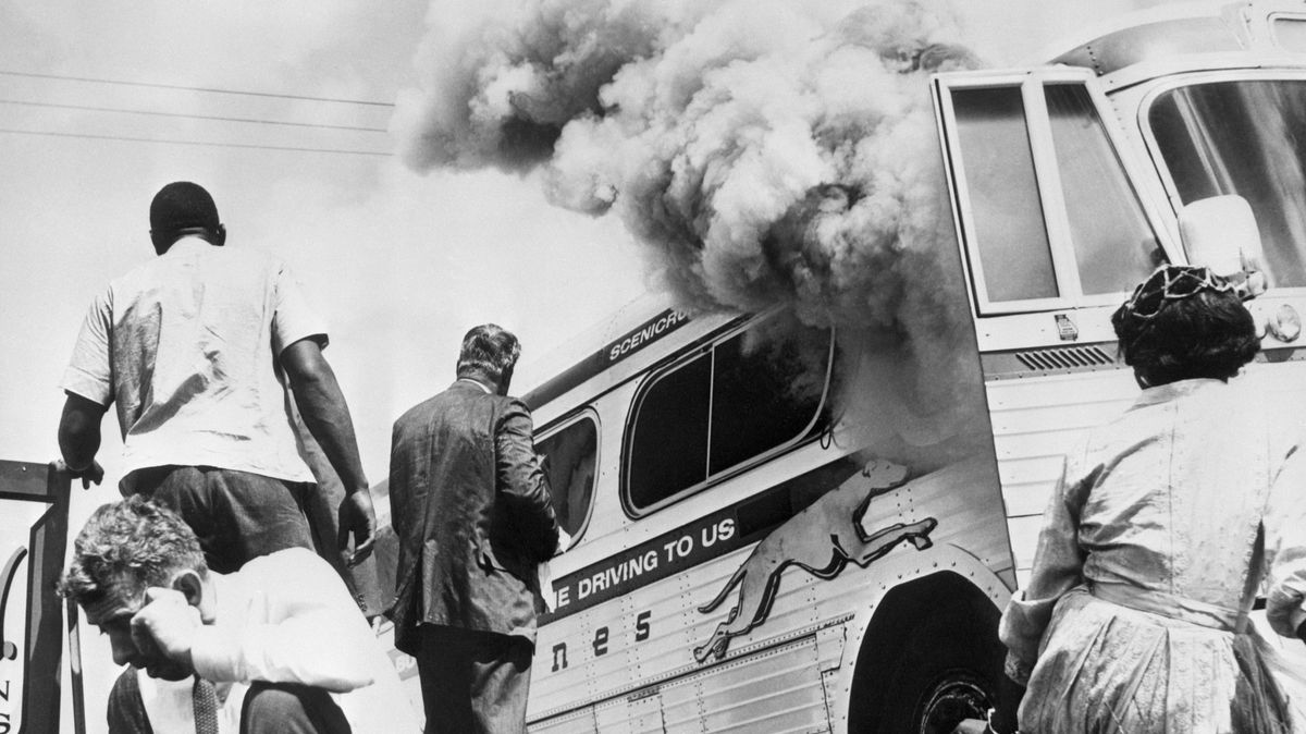 Autobusem proti rasové segregaci. Před 60 lety vyjeli první Freedom Riders